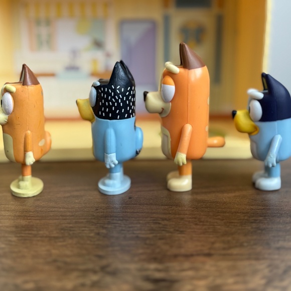 BLUEY Mini HOME Playset Compact House Playset w/ FAMILY 4 FIGURES! Mum Mom Dad - Picture 11 of 15
